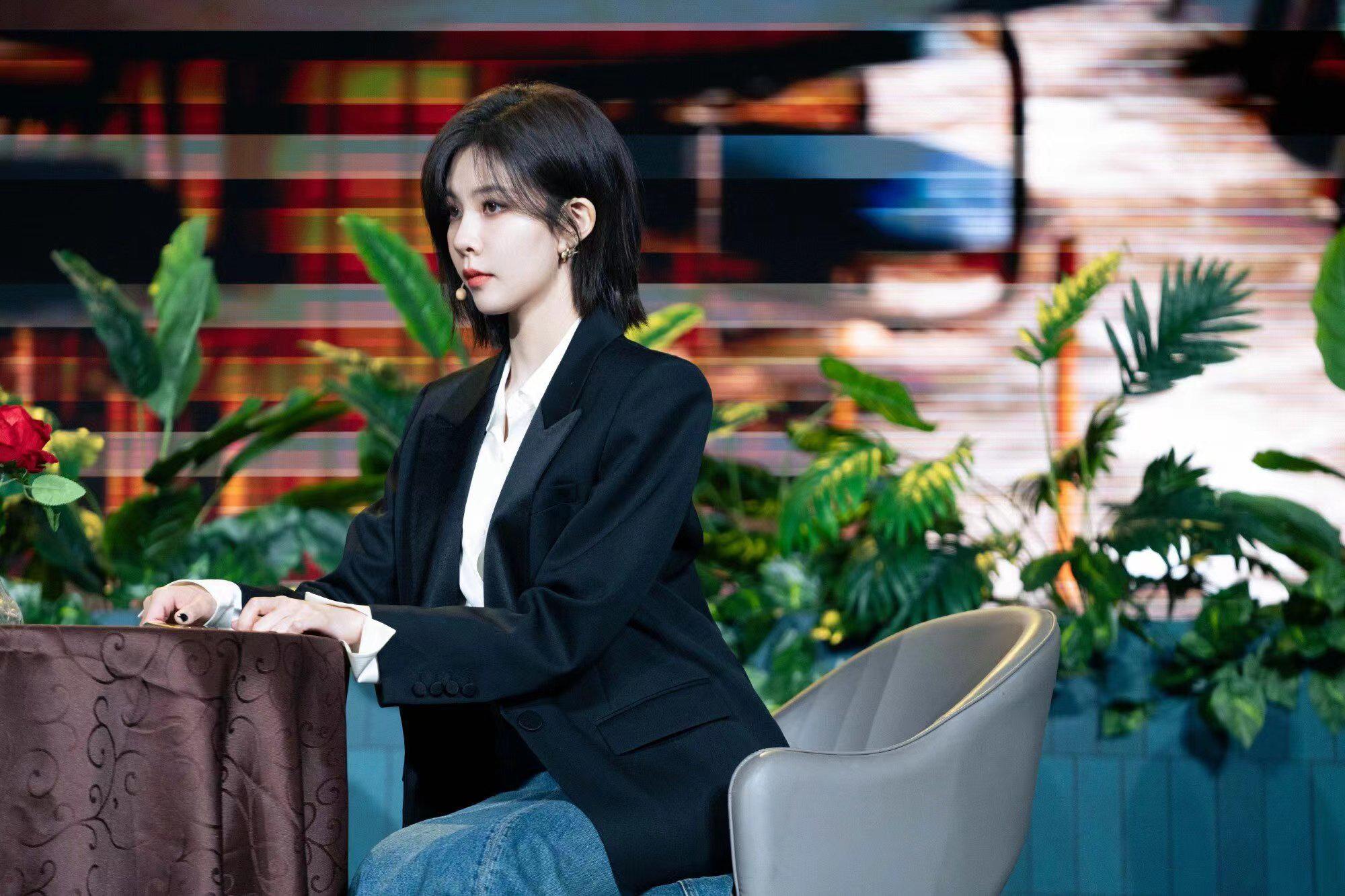 短发宋妍霏:时尚与活力并存 宋妍霏剪短了十几年的长发,短发的她用