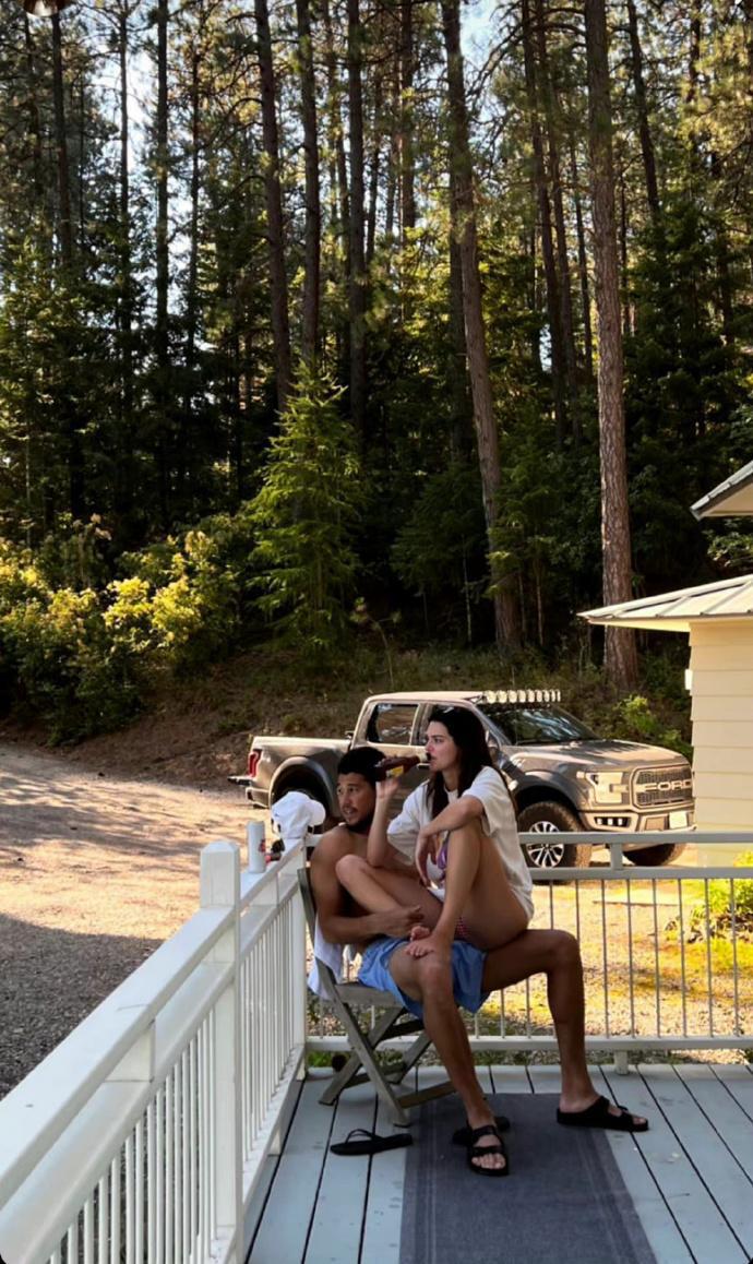 詹娜布克疑似旧情复燃,甜蜜合照引发热议 据报道,詹娜和布克疑似旧情