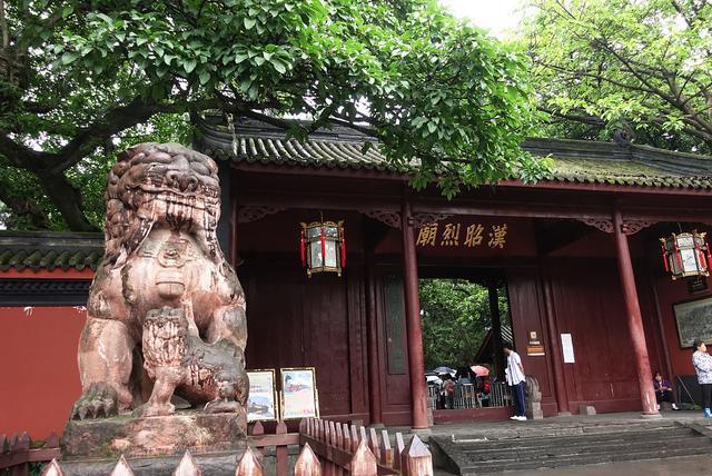 领略三国诸葛亮的智慧与魅力 卧龙岗武侯祠位于中国南阳市卧龙区,是