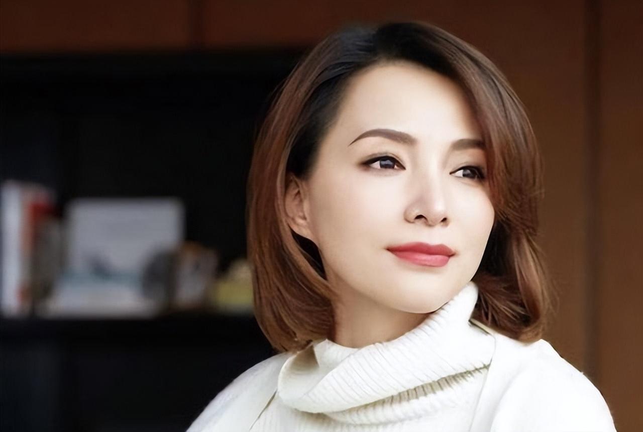 董卿:内心的勇气 董卿的经历是一个活生生的案例,她的故事不仅包含了