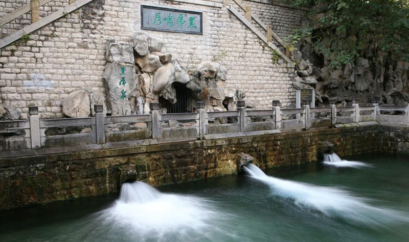 趵突泉:天下第一泉 趵突泉,被誉为"天下第一泉",是济南七十二名泉之首