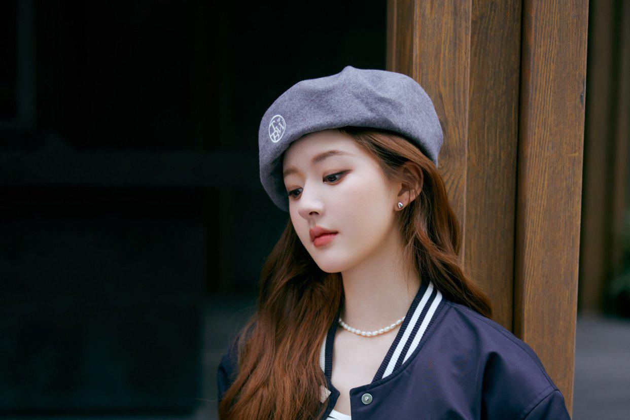 赵露思头戴贝雷帽 赵露思是一位活泼可爱,元气满满的女孩,她的学院风