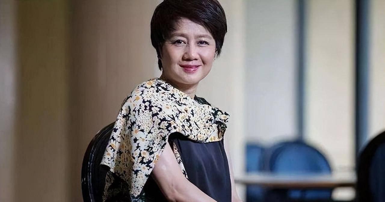 何超琼:豪门继承战争中的冷静领导者 何超琼,赌王何鸿燊之女,在父亲