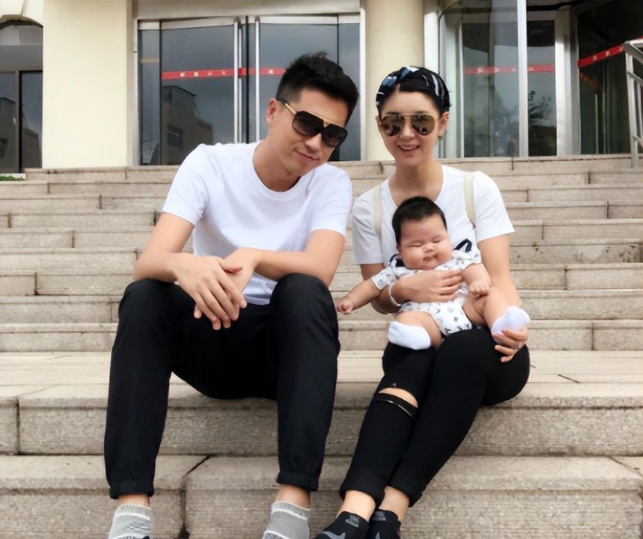 王雷一家在新加坡过年 王雷一家选择在新加坡过春节,引发了社会各界的