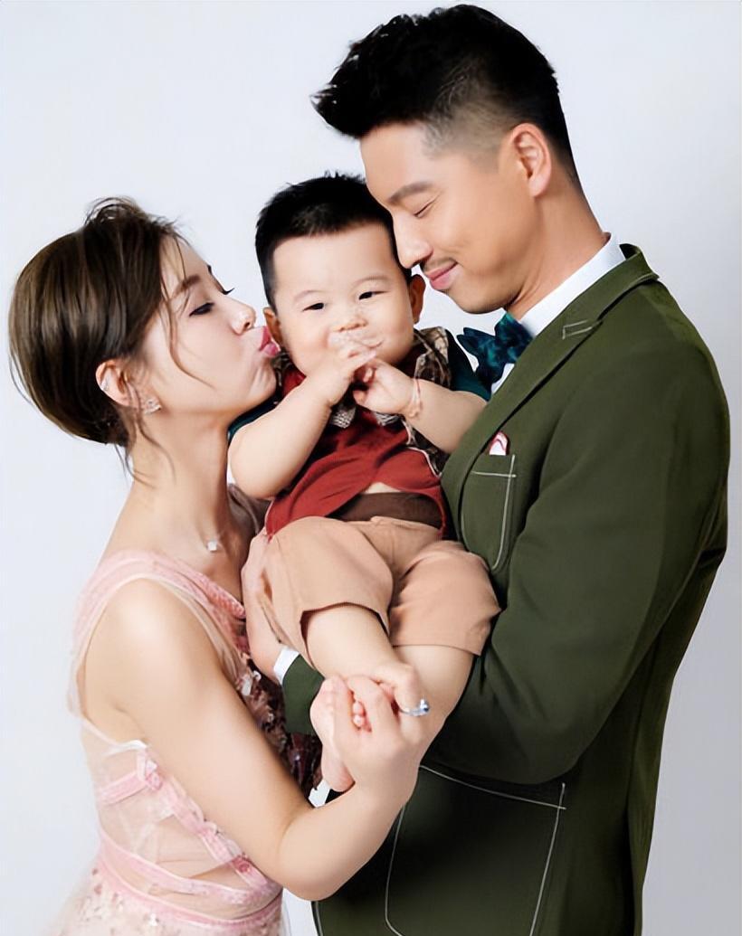 演员王雷一家在新加坡过年引发热议:传统与现代,国内与国际之间的抉择