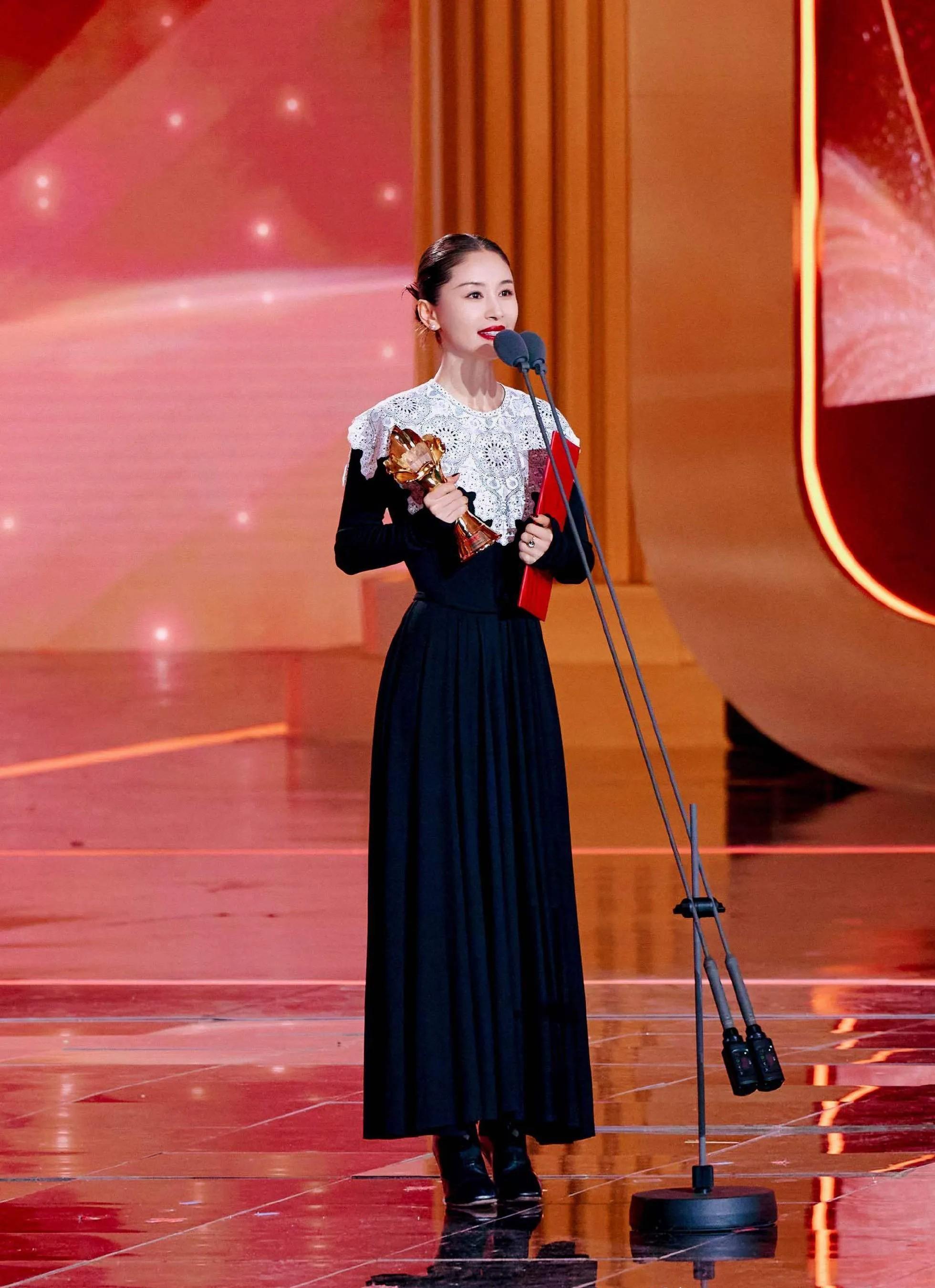 时尚与智慧并存的电视剧女神 在央视的年度电视剧颁奖典礼上,王子文