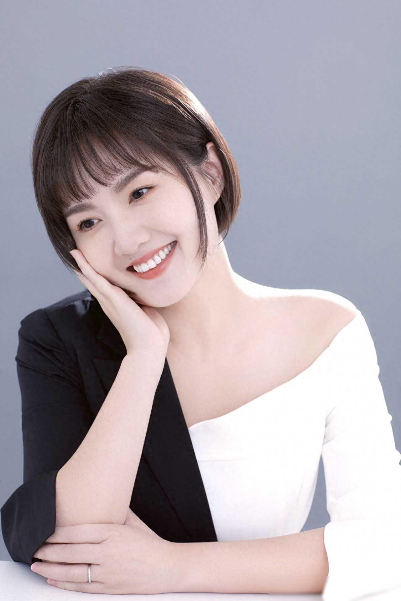 蒋小涵:高龄产子的背后,是幸福家庭与事业的双赢 蒋小涵,生于1982年