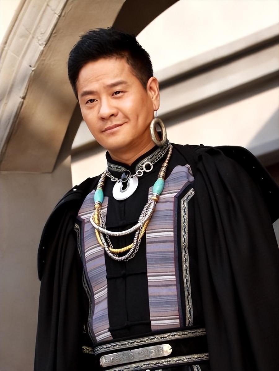 娱乐圈风云:连奕名的沉浮人生 连奕名,一个在京剧舞台上绽放光芒的