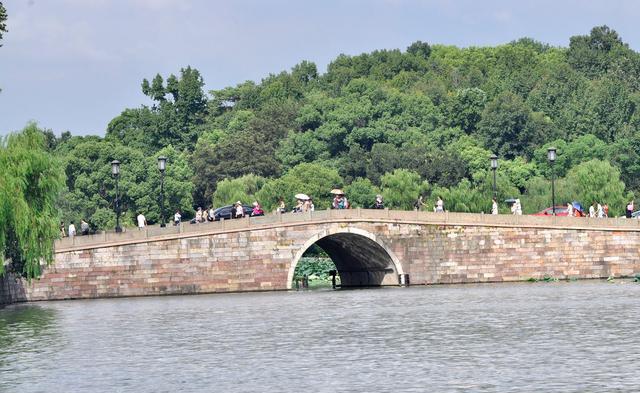 西湖断桥:冬日恋歌与历史的交汇点 西湖,中国的自然与文化瑰宝,其中