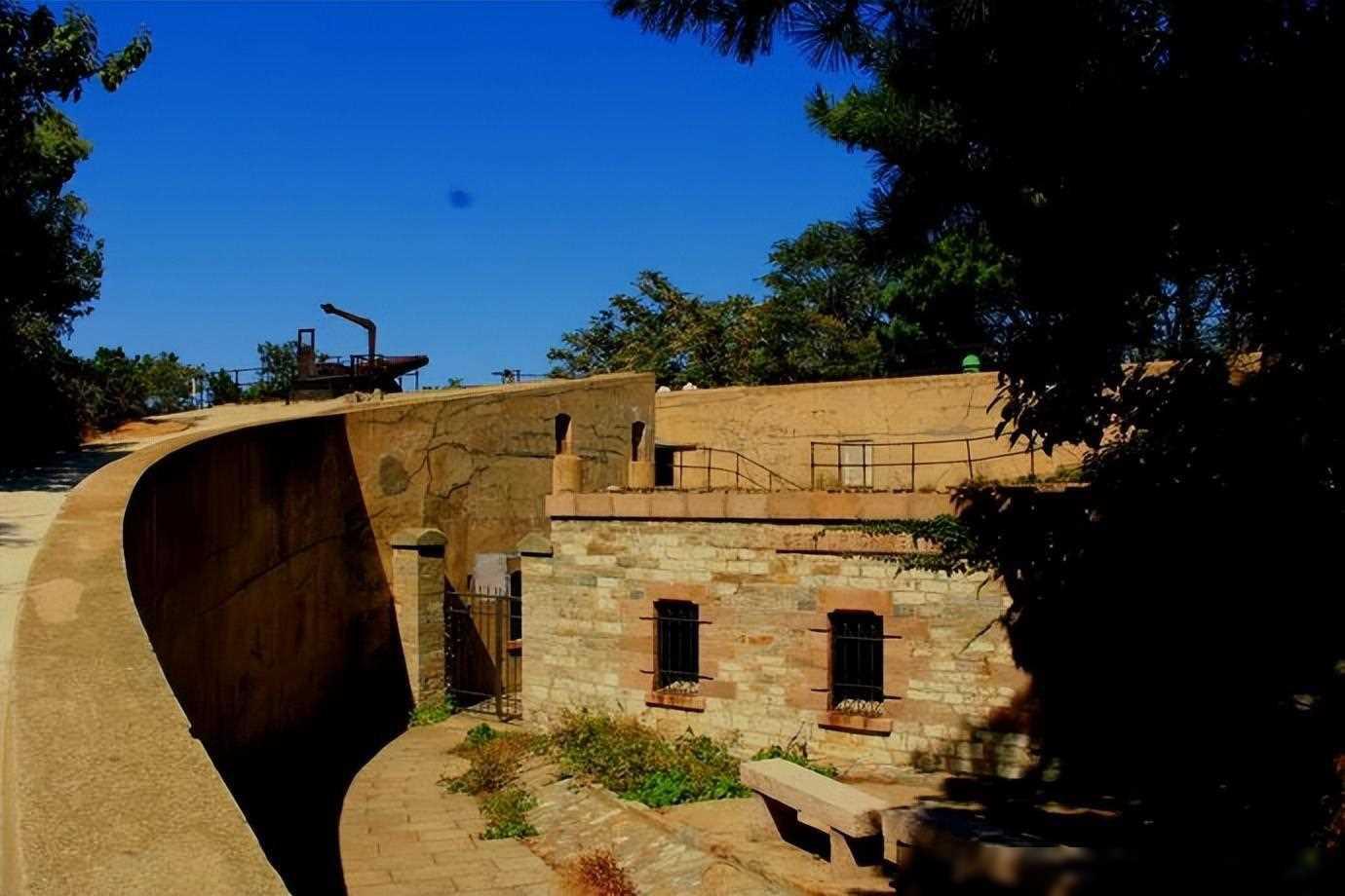 刘公岛炮台:甲午海战的见证与中华民族崛起的里程碑 刘公岛炮台是甲午