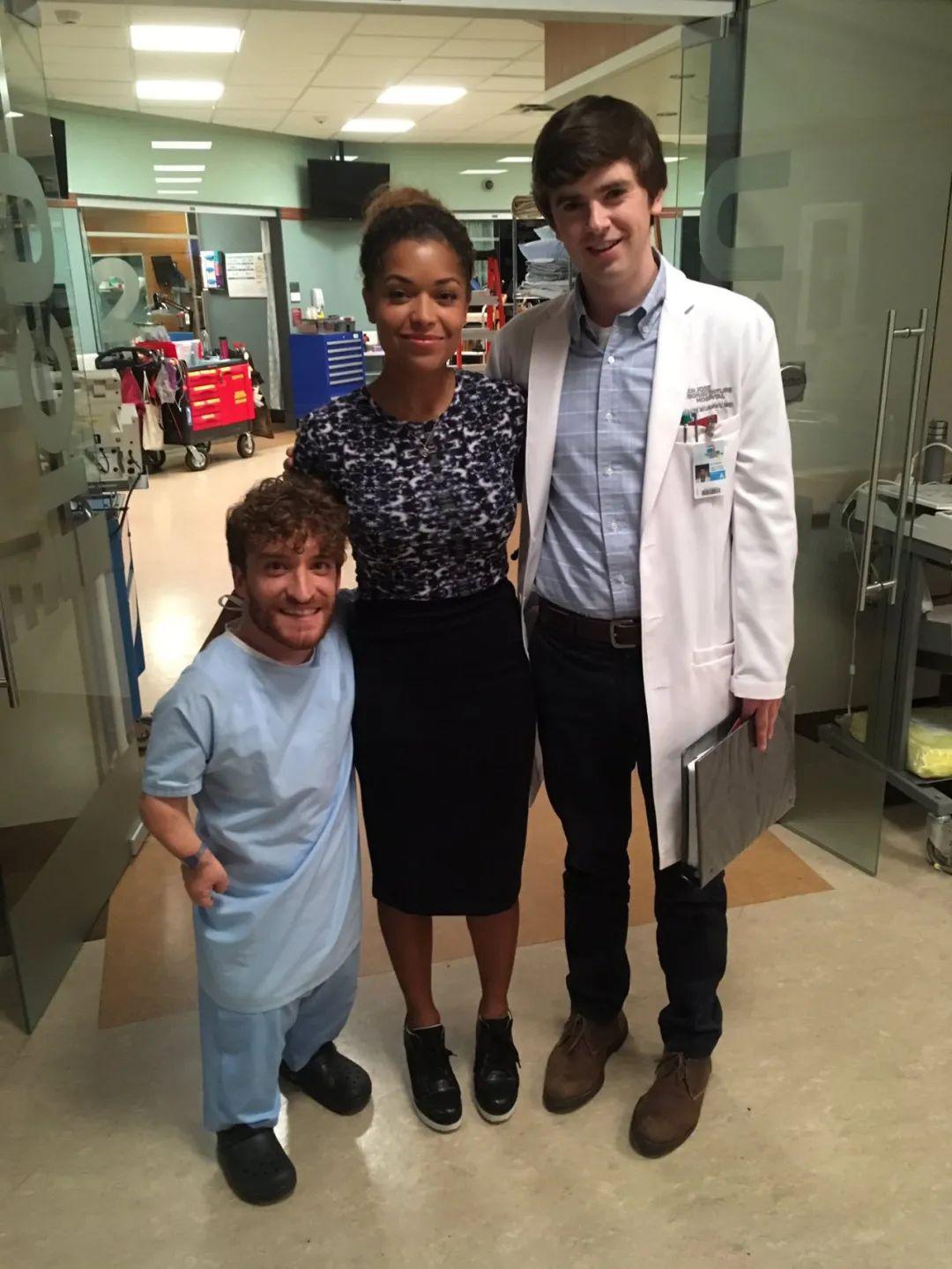 尼克·诺维奇:侏儒症下的超凡魅力与无限可能 近期,41岁的美国男星