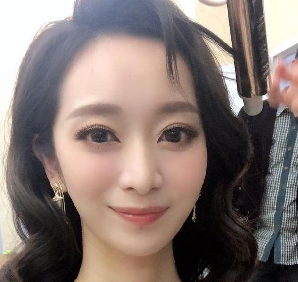 王治郅妻子主持春晚!