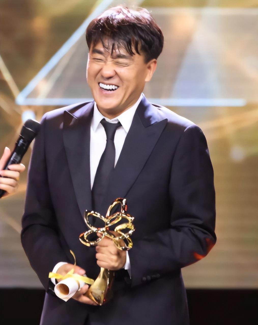 演员何冰:结婚后事业飙升 何冰是一位实力派男演员,他的演艺事业虽然
