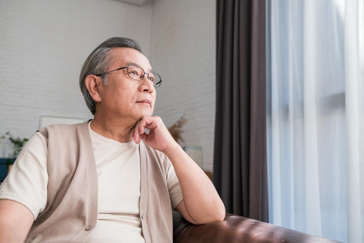 老年生活不易,子女陪伴需用心 鲁大爷退休后,选择到儿子家生活,希望能