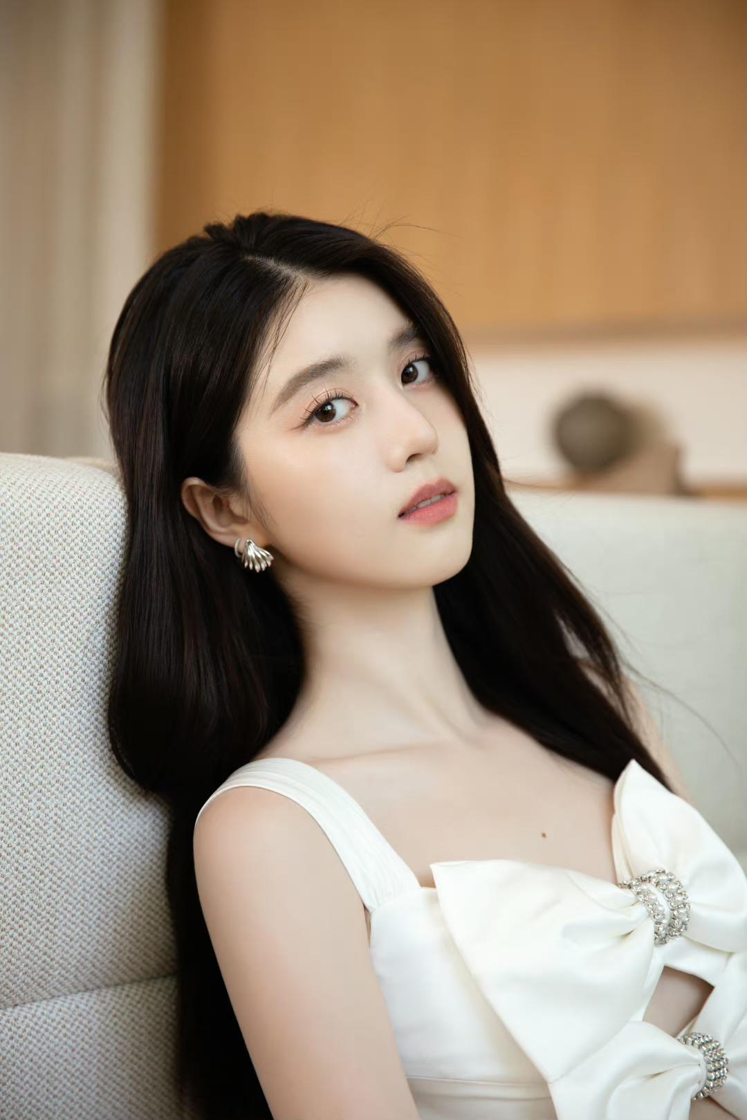 李凯馨:演艺圈的新星,从甜美少女到实力派演员的蜕变 李凯馨,一个在