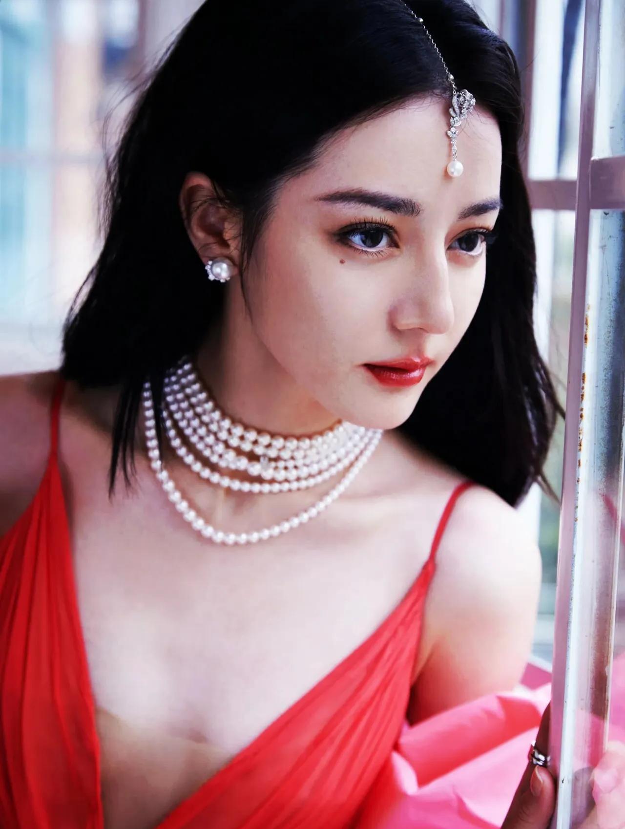 迪丽热巴红裙珍珠项链惊艳全场,盛典焦点无出其右 在昨晚的盛典上