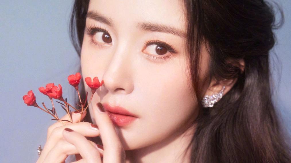 杨幂梦幻紫境中的优雅女神:市场深度分析 杨幂身着粉色礼服,仿佛置身