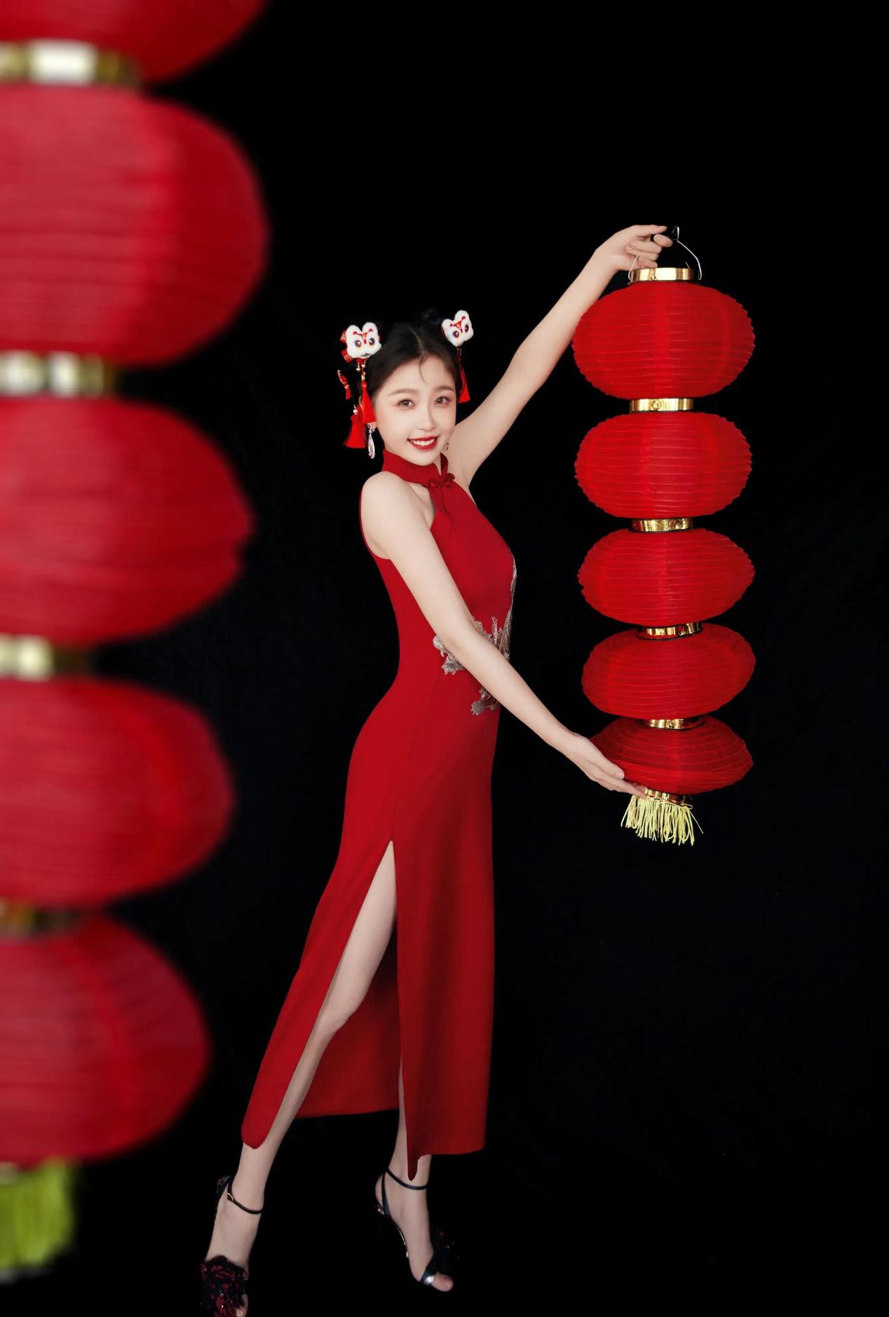 虞书欣红裙亮相北京春晚:时尚新潮流的引领者 虞书欣在北京春晚舞台