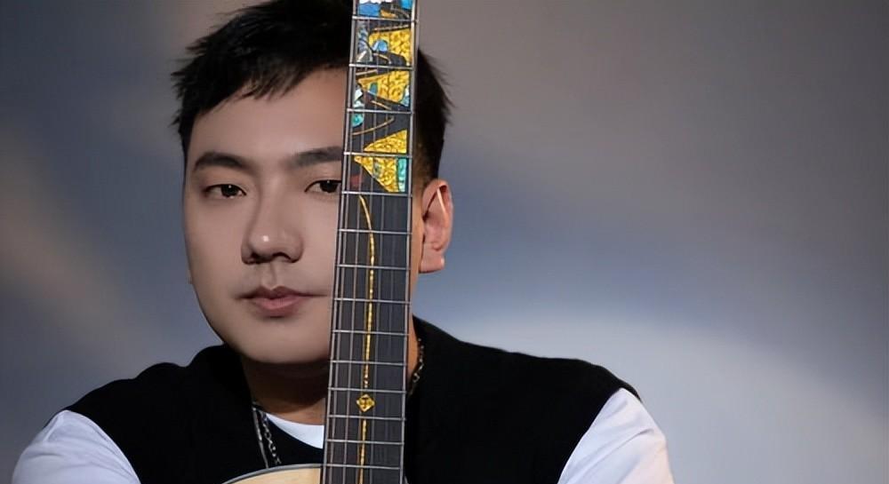 海来阿木:歌手更是贴心爸爸 海来阿木是一位出色的歌手,也是一位贴心