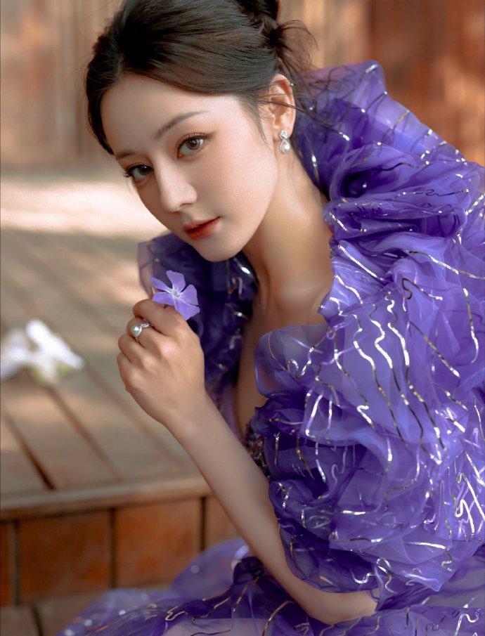 迪丽热巴的耳骨钉:时尚风向标与个性宣言 迪丽热巴,这位新疆女演员兼