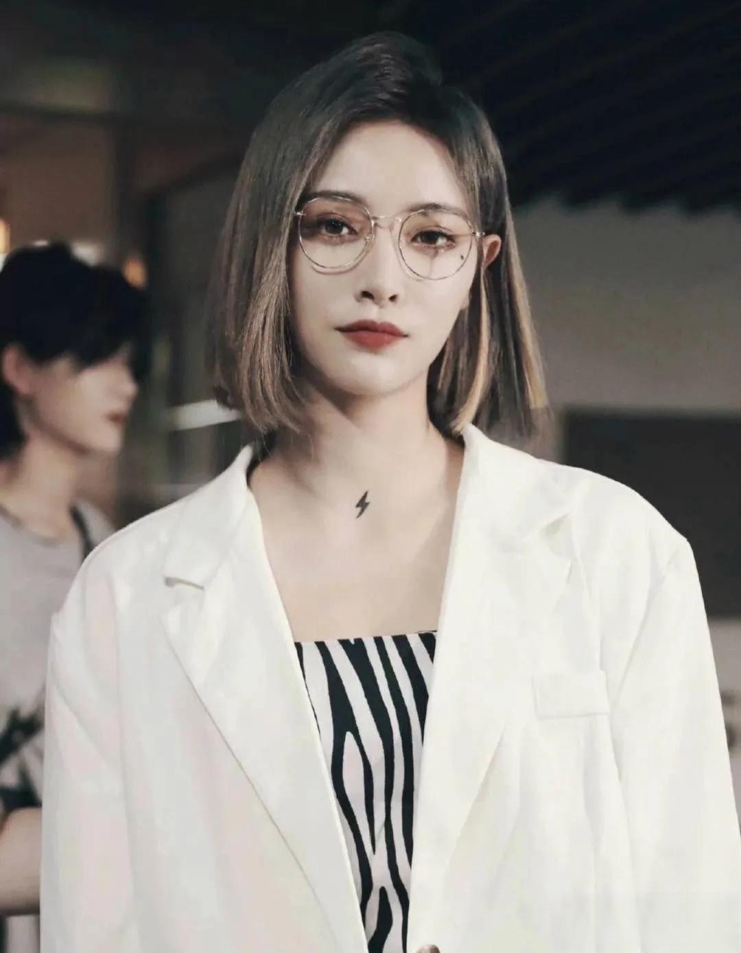 展现专业与魅力 在行必吉祥共舞夜上,许佳琪与周洁琼合作了一个令人