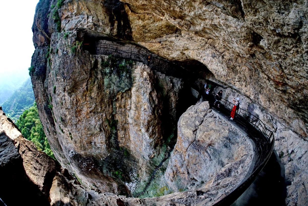 探秘雁荡山方洞:天然岩洞的奇特之美 走进雁荡山,探寻方洞的奥秘.