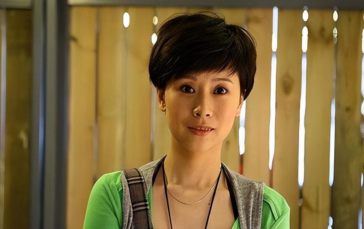 柏寒:坚韧不拔的母亲 柏寒是一位坚韧不拔的女性,她用坚定的信念,迈过