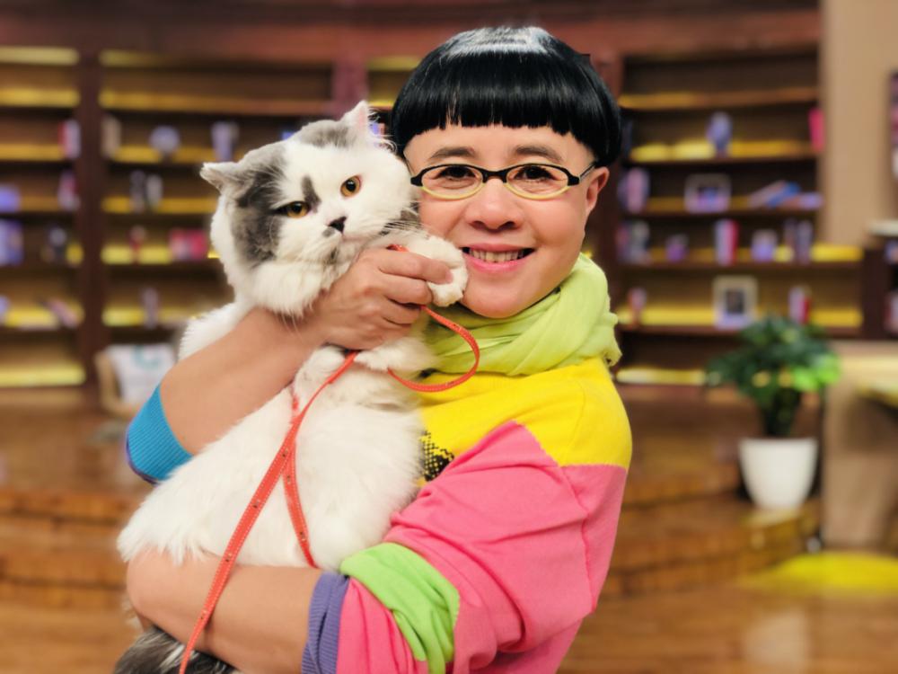 坚守发型背后的情怀与商业考量 早前,儿童节目主持人"金龟子"刘纯燕因