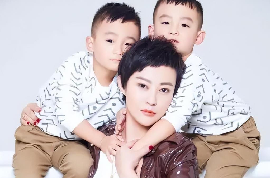 郝蕾:历经坎坷,独自抚养双胞胎,如今事业家庭两不误 郝蕾,实力派女