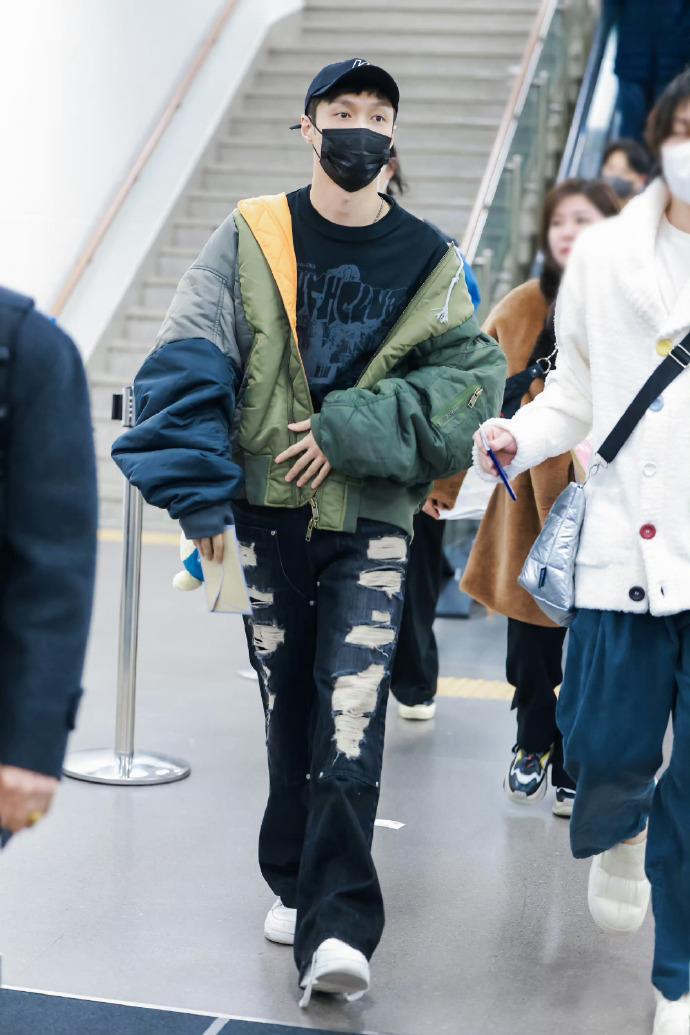 金希澈与张艺兴机场同框:重逢的友情引爆粉丝热情 金希澈与张艺兴,这