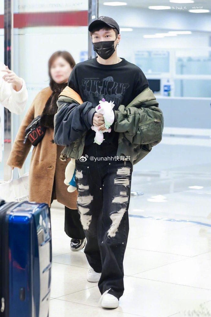 张艺兴金希澈机场重逢:粉丝的热情再次点燃 2月26日是一个特殊的日子.