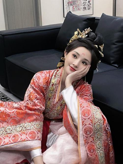 彭小苒新剧《凤凰台上》开机:侠女与皇后双面人生引热议 彭小苒主演的