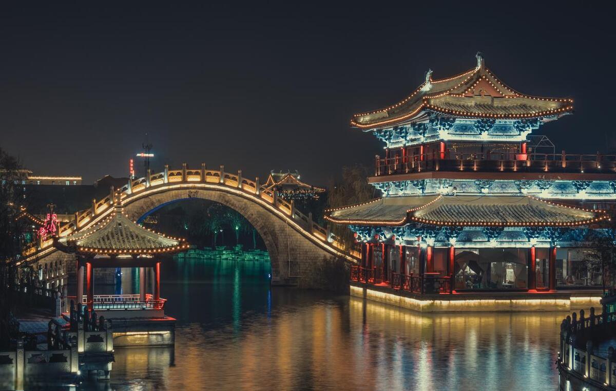 甲午战争的摧残,又被洪水淹没了十五次,但每一次都能从废墟中重新崛起