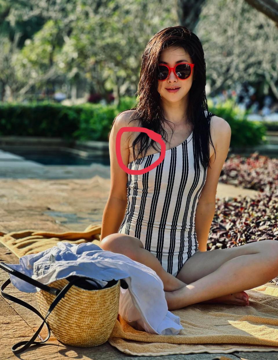 这不仅仅是因为她展示了美丽的海滩风情,更是因为她展现了明星的真实