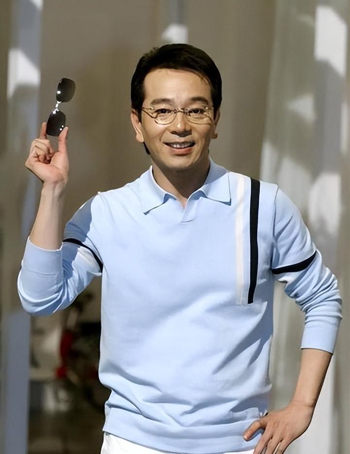 穿旧衣,张晨光的简朴生活引发网友热议 华语影视界的资深演员张晨光