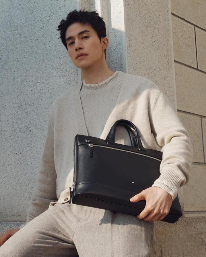 李栋旭短发亮相,童年照引热议,网友惊叹:帅气从小就已显现 李栋旭通过