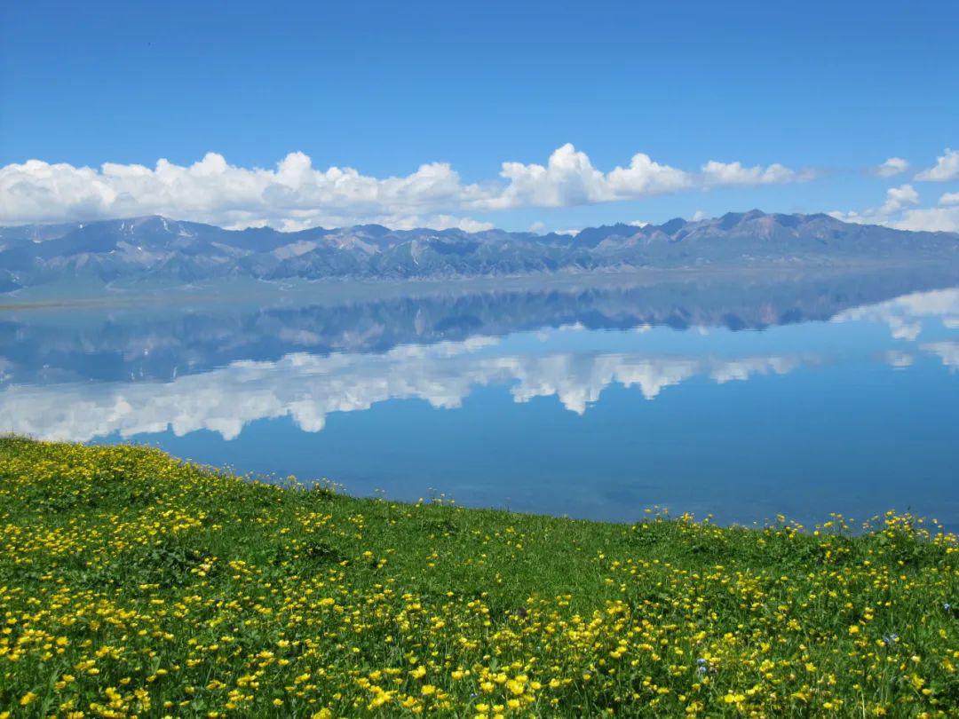 新疆湖泊:大自然的杰作 新疆,这片广袤的土地,不仅