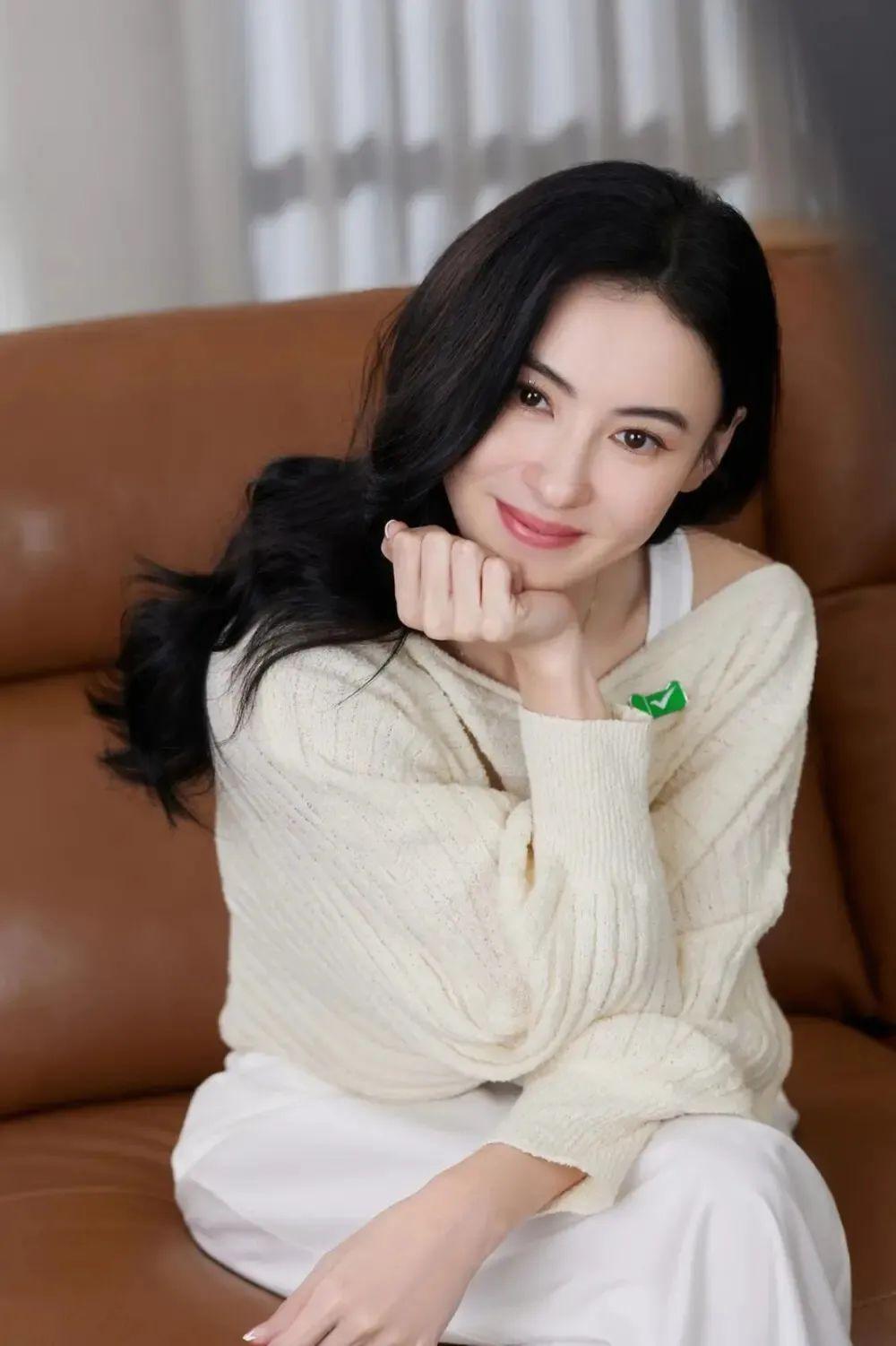 张柏芝黑丝造型:诠释"人生四十而知味"的魅力 张柏芝作为娱乐圈的不老