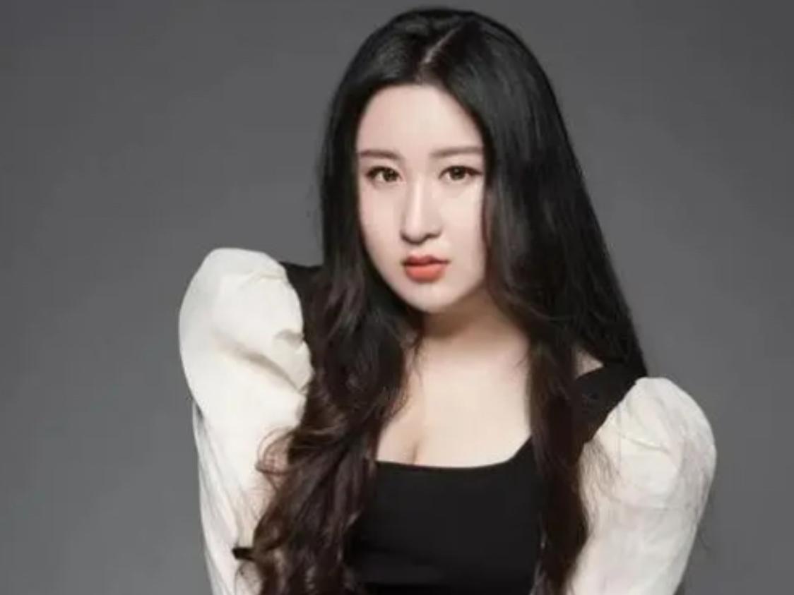 锤娜丽莎与李川恋情曝光 网络上热传一段锤娜丽莎与李川因化妆问题而