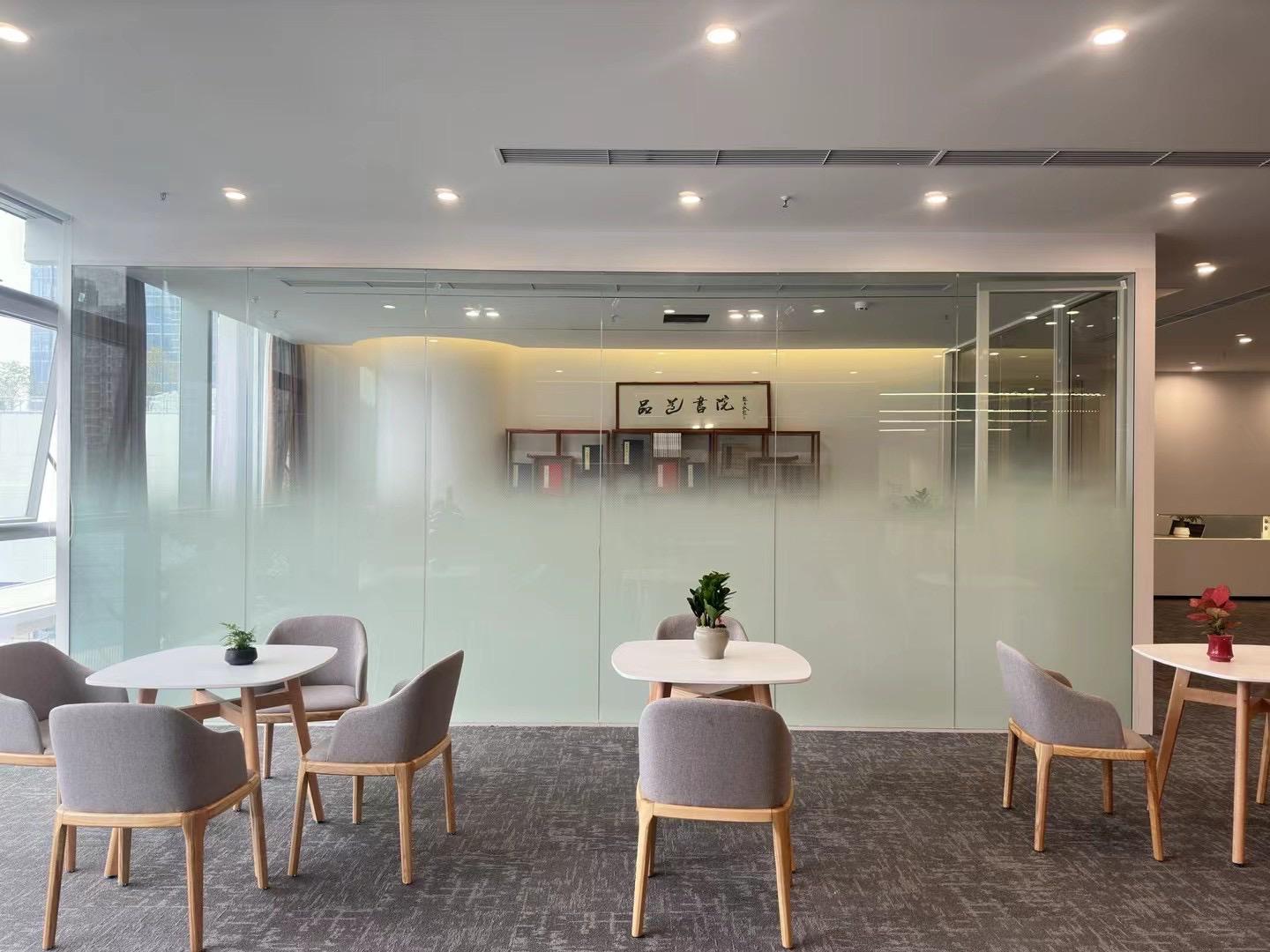 主题国际旅游公司办公室:一幅幅迷人的旅行画卷 在主题国际旅游公司的