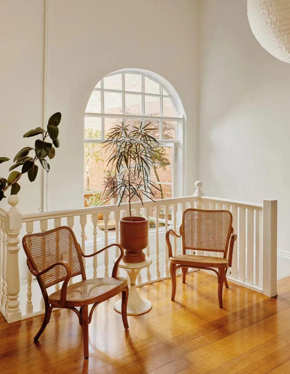 想象一下,当您走进一个充满自然气息的森系客厅,仿佛置身于宁静的森林