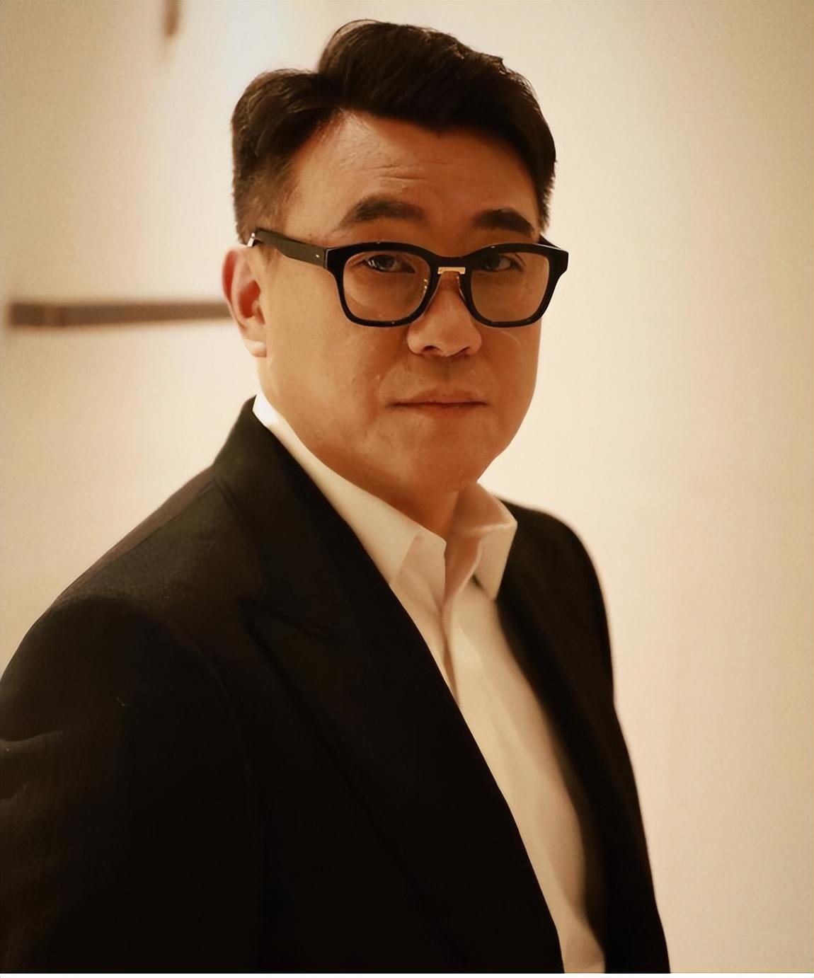 演员何冰:婚姻中的忠诚 何冰是一位演技超群的国家一级演员,他的妻子
