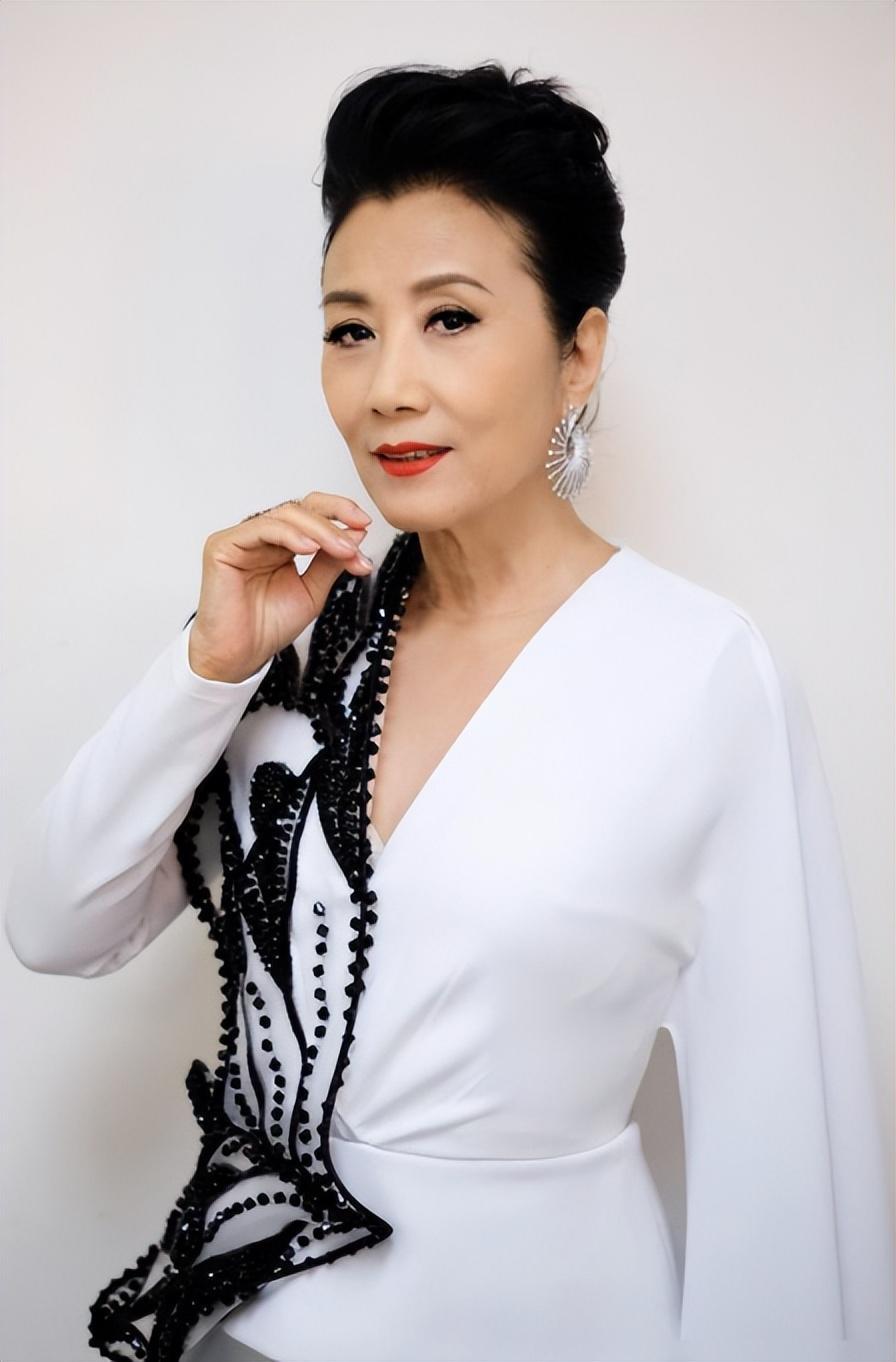 赵雅芝与汪明荃:接受与拥抱老去的典范 近期,两位年过七旬的女星