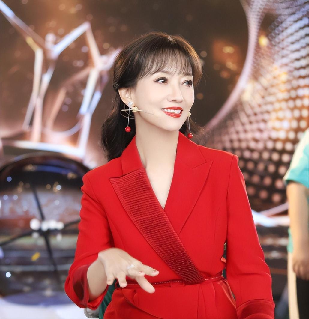 赵雅芝与汪明荃:接受与拥抱老去的典范 近期,两位年过七旬的女星