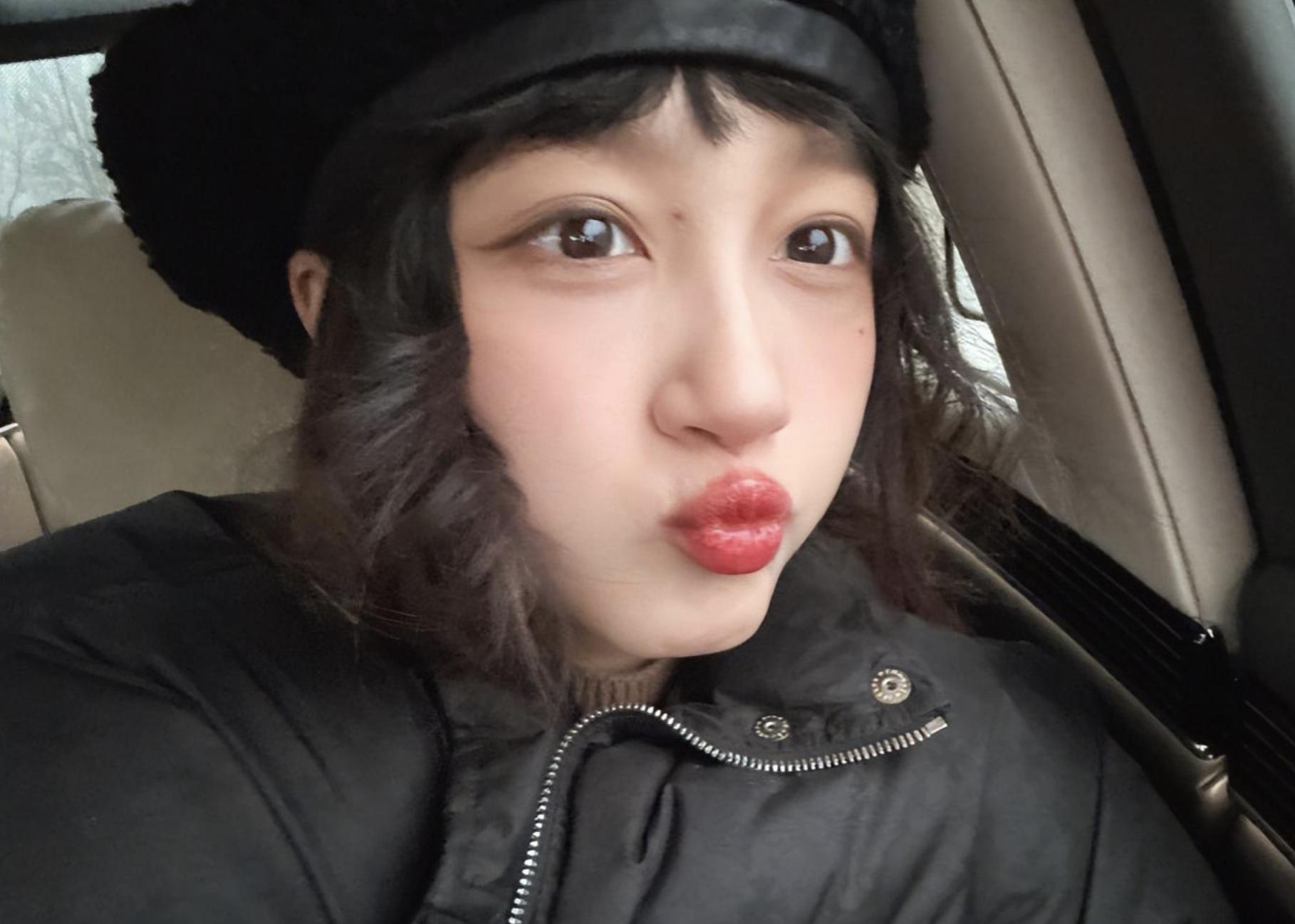 关晓彤秀迷人瞬间,活泼可爱魅力四溢 关晓彤在个人社交媒体上展示了一