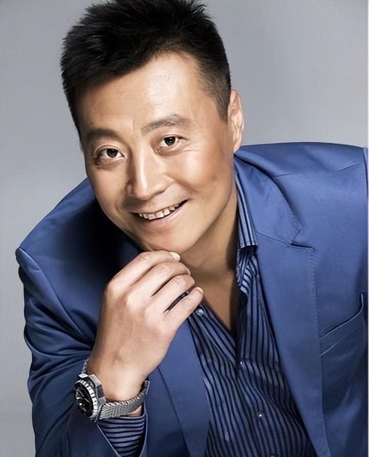 成名后仍坚守家庭的铁血好男儿 在娱乐圈中,演员任程伟以其铁血硬汉的