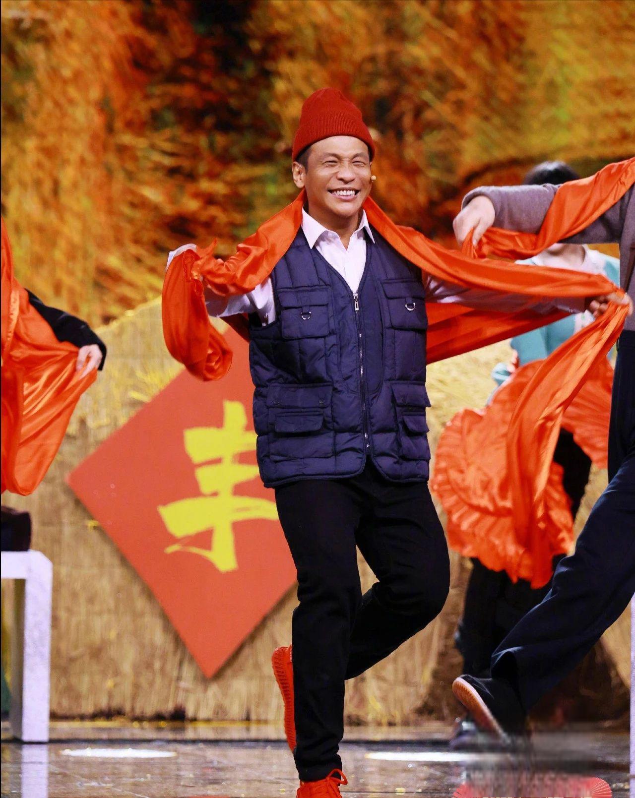 宋小宝爆改变身,勇闯"爱豆圈" 宋小宝在舞台上身穿一身黑色的西装