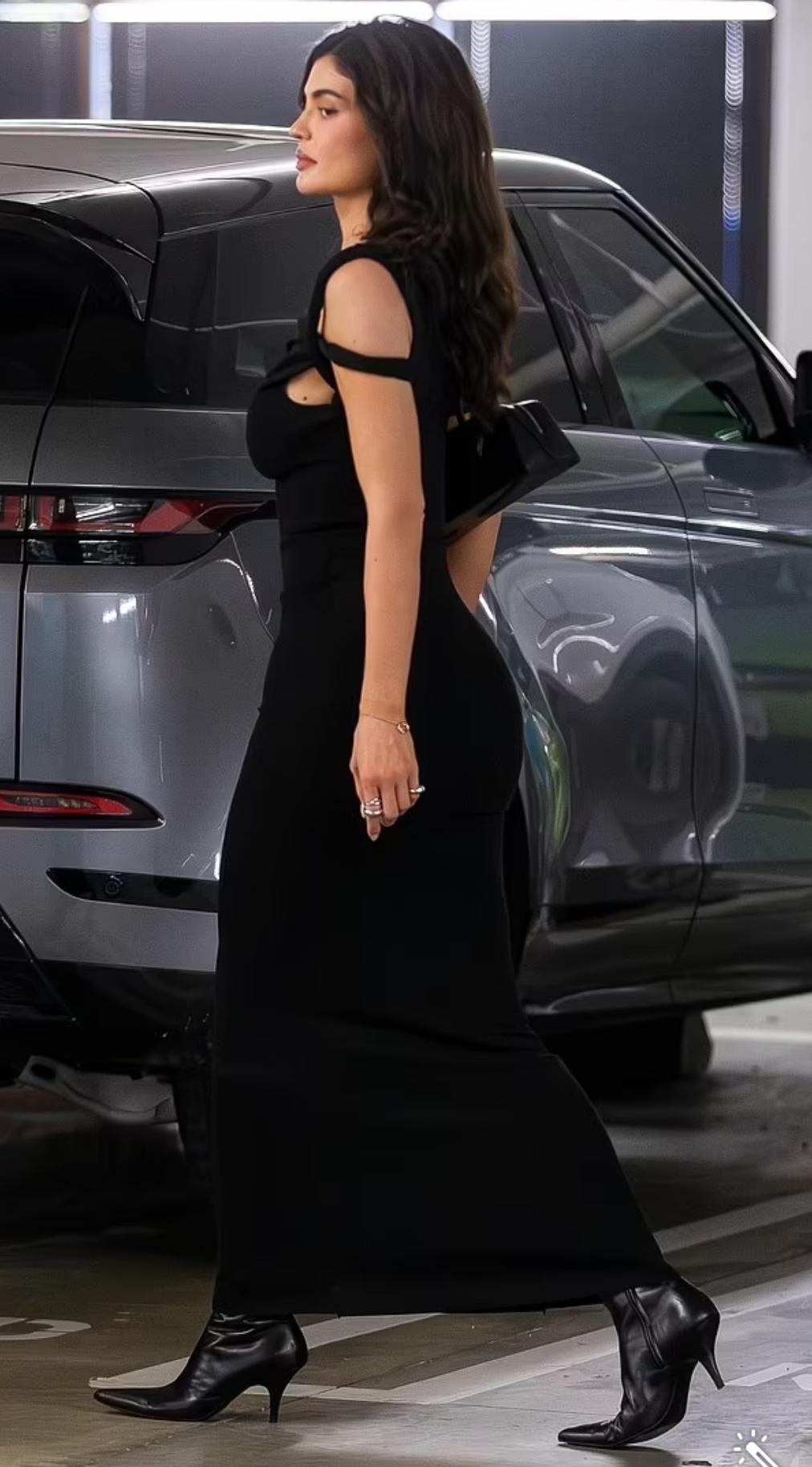 的khy系列 早前,凯莉·詹娜在洛杉矶街拍中的一身简约紧身裙引发热议