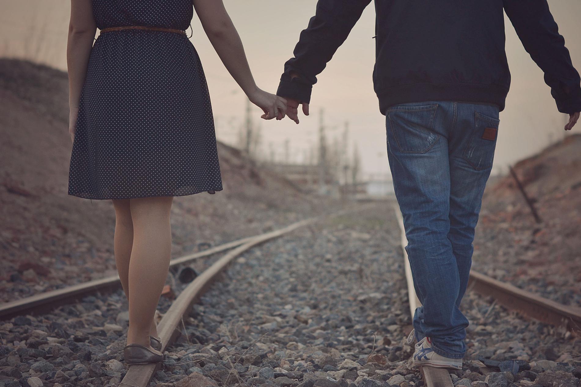 少年林浩与少女苏瑶是镇上的青梅竹马,两人一同长大,彼此心中早已埋下