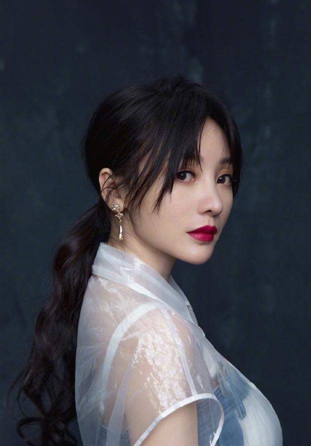 柳岩43岁瘦身引发了对女性在娱乐圈中的外貌压力和年龄标准的讨论,让